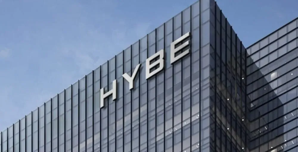 К-нетизени реагують на наймання HYBE колишнього президента SM Entertainment на посаду голови HYBE Japan