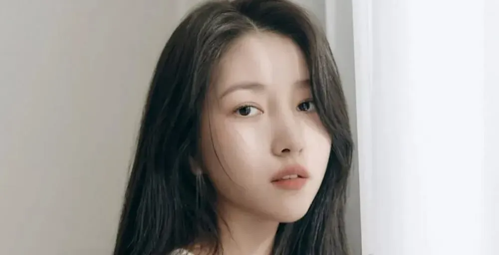 Колишня учасниця GFriend, Совон, розірвала контракт з OUI Entertainment.