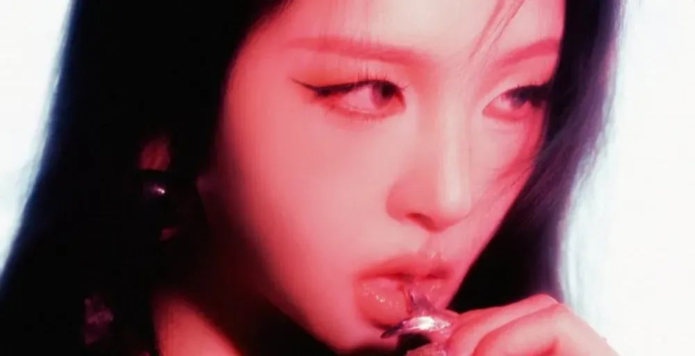 Jiwoo з KARD представила концептуальні зображення свого майбутнього сольного дебюту.