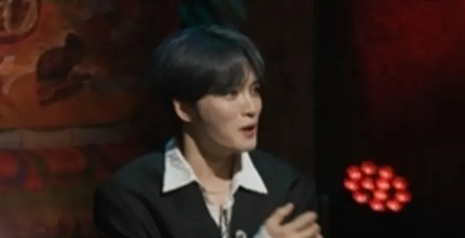  Kim Jae Joong розповів, що одного разу прокинувся посеред ночі, коли фанатка-сасен поцілувала його в ліжку