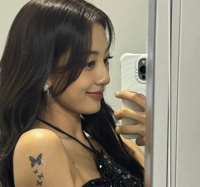 Jihyo з TWICE показала своє нове тату у вигляді метелика